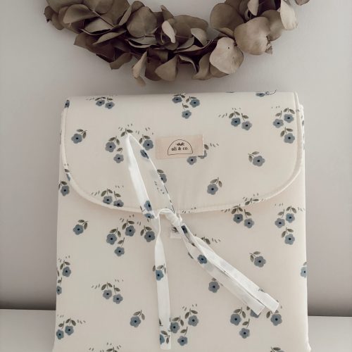 Cambiador con bolsillos Flor azul/rayas